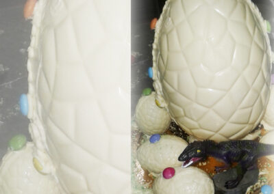 Uovo di Pasqua Artigianale al Cioccolato Bianco "Jurassick Park"